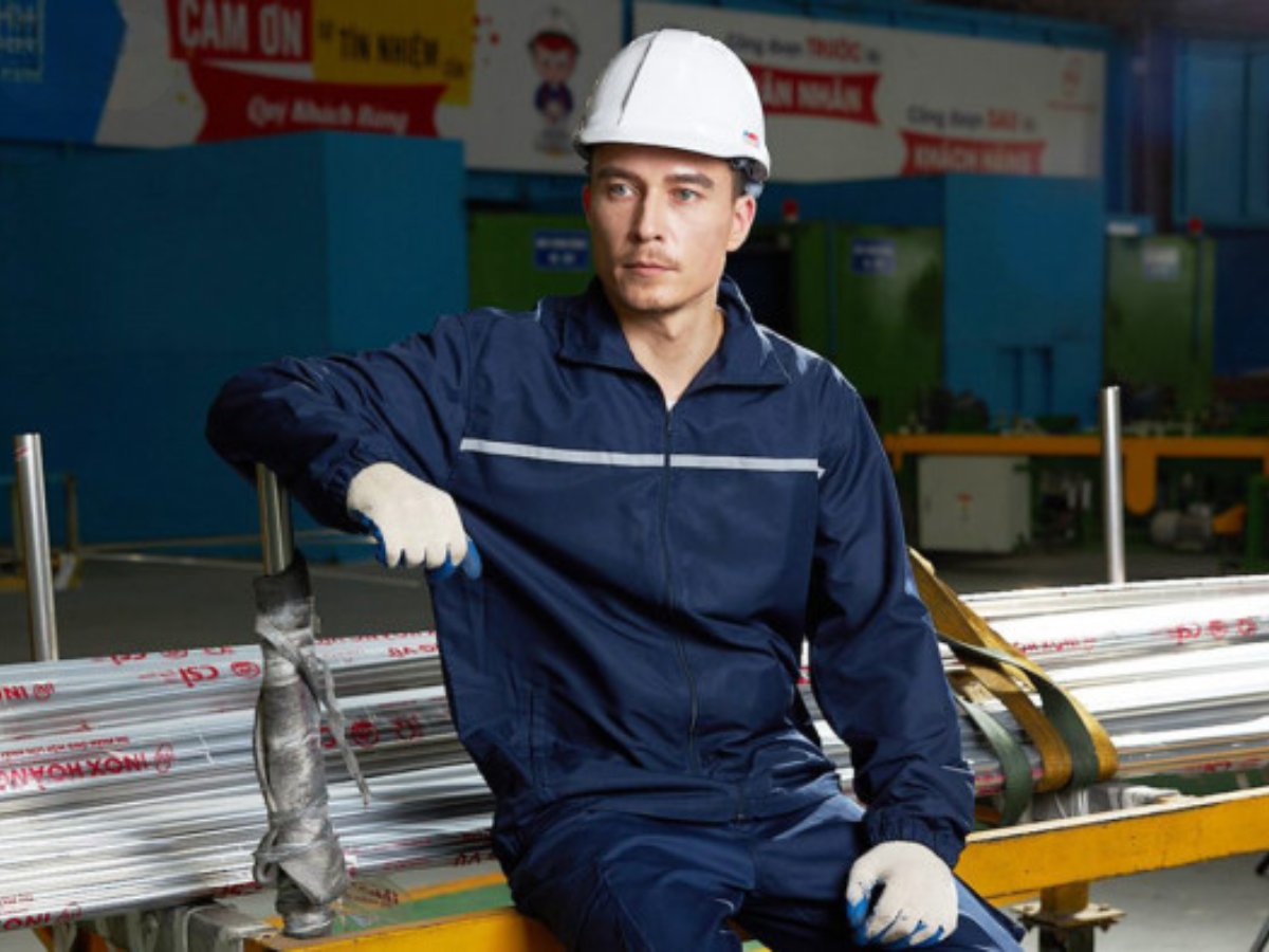Áo khoác kỹ sư với thiết kế cản gió, giúp hạn chế gió lạnh khi làm việc ngoài trời