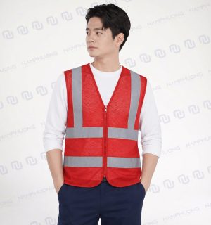 Áo phản quang APQ-08 sử dụng khóa kéo chạy dọc từ cổ xuống gấu áo