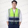 Các dải phản quang được bố trí dọc hai bên vai 
