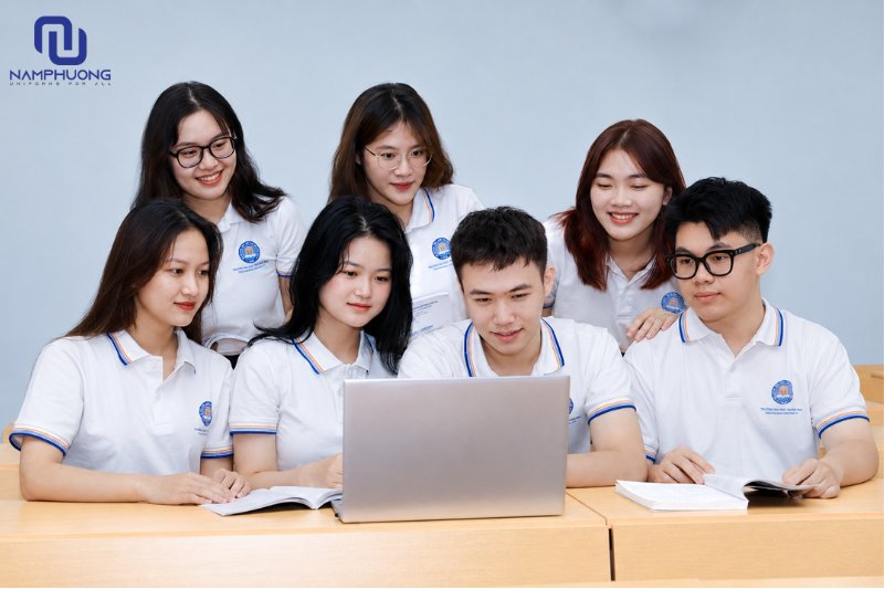 Áo phông polo TMU trẻ trung, thanh lịch, nổi bật dấu ấn sinh viên 