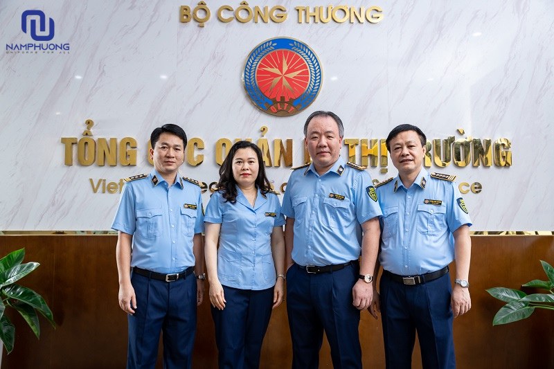 Áo sơ mi quản lý thị trường chỉn chu, đồng bộ
