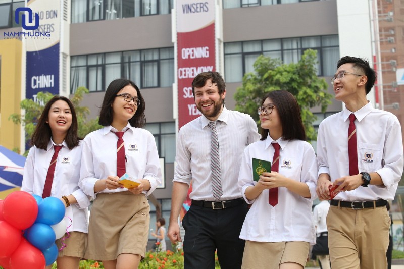 Áo sơ mi và cà vạt Vinschool tạo hình ảnh thanh lịch, chỉn chu cho học sinh 
