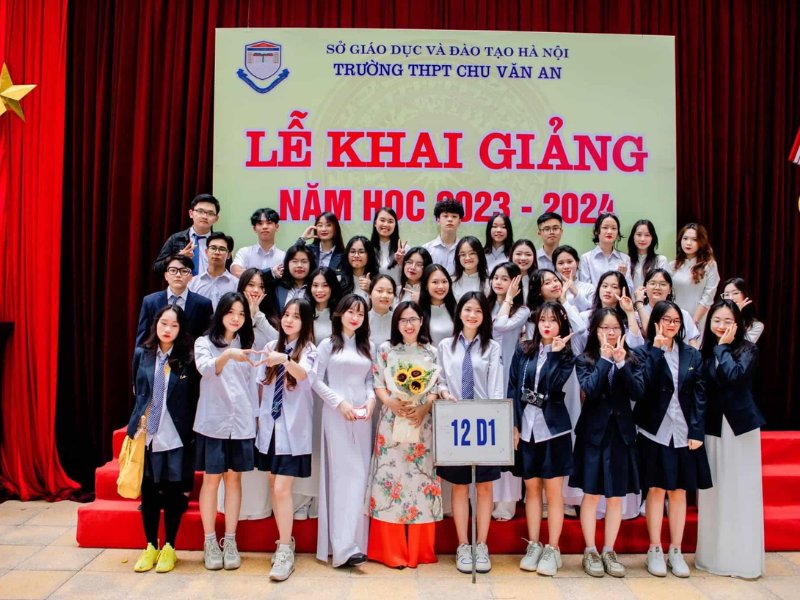 Đồng phục Chu Văn An vừa thể hiện nét đẹp học sinh, vừa góp phần xây dựng hình ảnh riêng của nhà trường