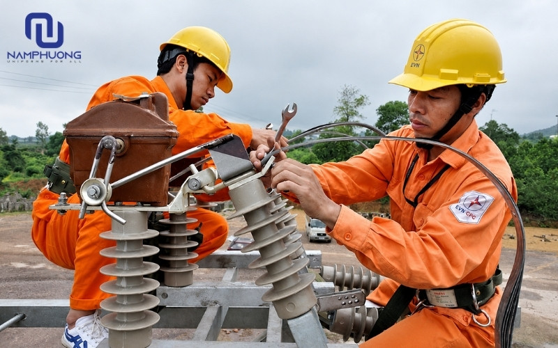Đồng phục cần thiết kế với form dáng gọn, linh hoạt khi cúi, leo