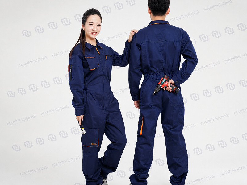 Đồng phục cơ khí áo liền quần giúp hạn chế khoảng hở tại vùng eo