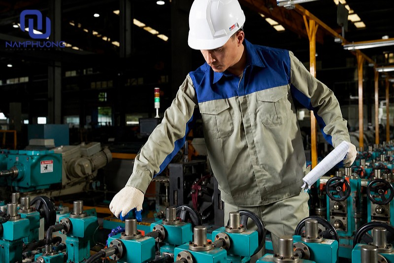 Đồng phục kỹ thuật nhà máy nên có phom vừa vặn, hạn chế chi tiết rườm rà