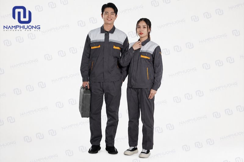 Đồng phục kỹ thuật xây dựng màu xám đậm phối cam tạo sự mạnh mẽ và hạn chế lộ bụi bẩn