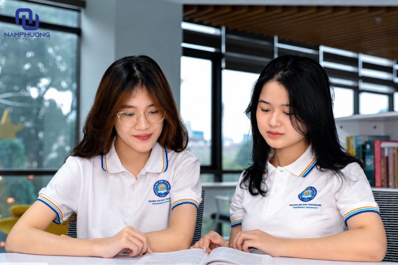 Đồng phục TMU tạo hình ảnh đồng bộ, trẻ trung cho sinh viên Thương mại 