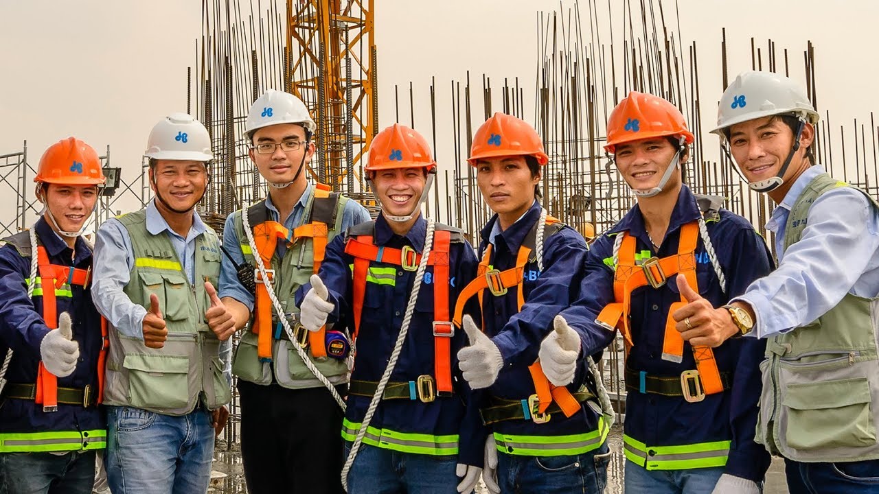 Áo bảo hộ có khả năng bảo vệ và hỗ trợ người mặc trong môi trường làm việc Áo bảo hộ có khả năng bảo vệ và hỗ trợ người mặc trong môi trường làm việc