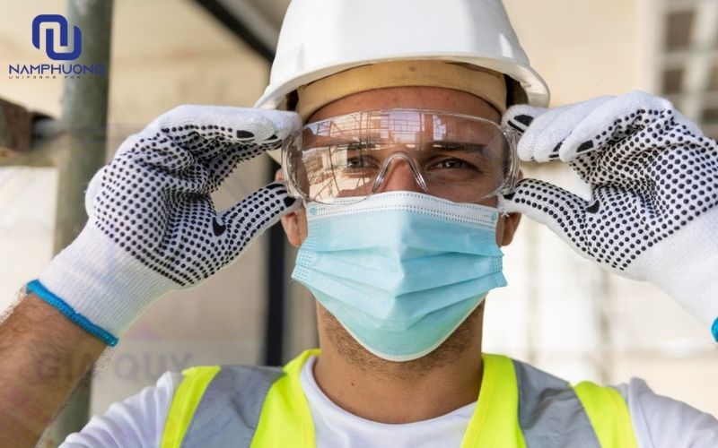 Kính bảo hộ giúp bảo vệ vùng mắt trong quá trình làm việc
