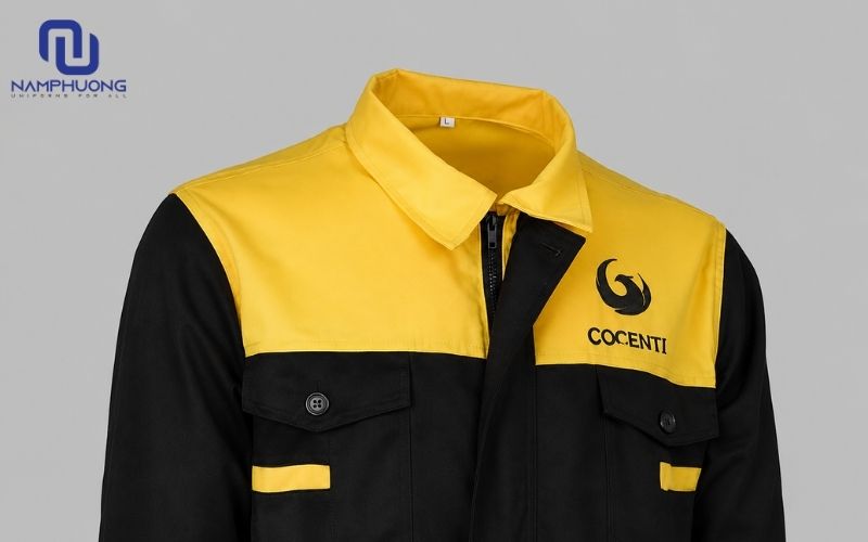 Logo doanh nghiệp thường được đặt tại ngực trái của đồng phục Logo doanh nghiệp thường được đặt tại ngực trái của đồng phục