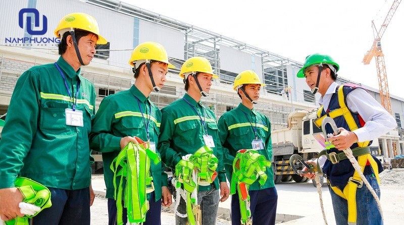 Mọi người làm việc trong môi trường có rủi ro đều cần trang bị bảo hộ 