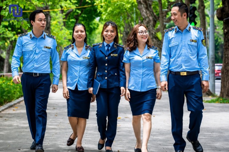 Quần âu và chân váy đồng bộ, lịch sự, giúp người mặc dễ dàng vận động 