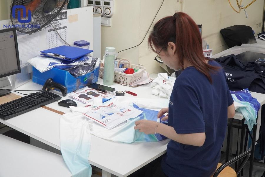 Quy trình may áo phản quang tại Đồng Phục Nam Phương luôn được kiểm soát chặt chẽ