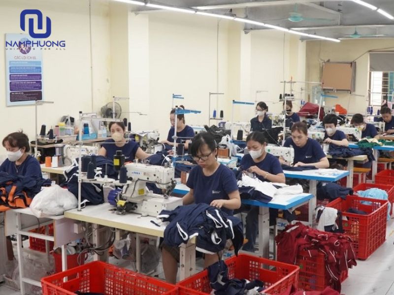 Sau khi duyệt mẫu, xưởng sẽ tiến hành may hoàng loạt