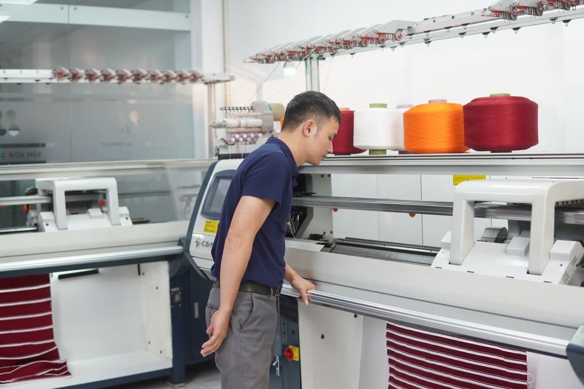 Bảng giá giày bảo hộ siêu nhẹ thay đổi theo thương hiệu, cấu hình và phân khúc ngân sách