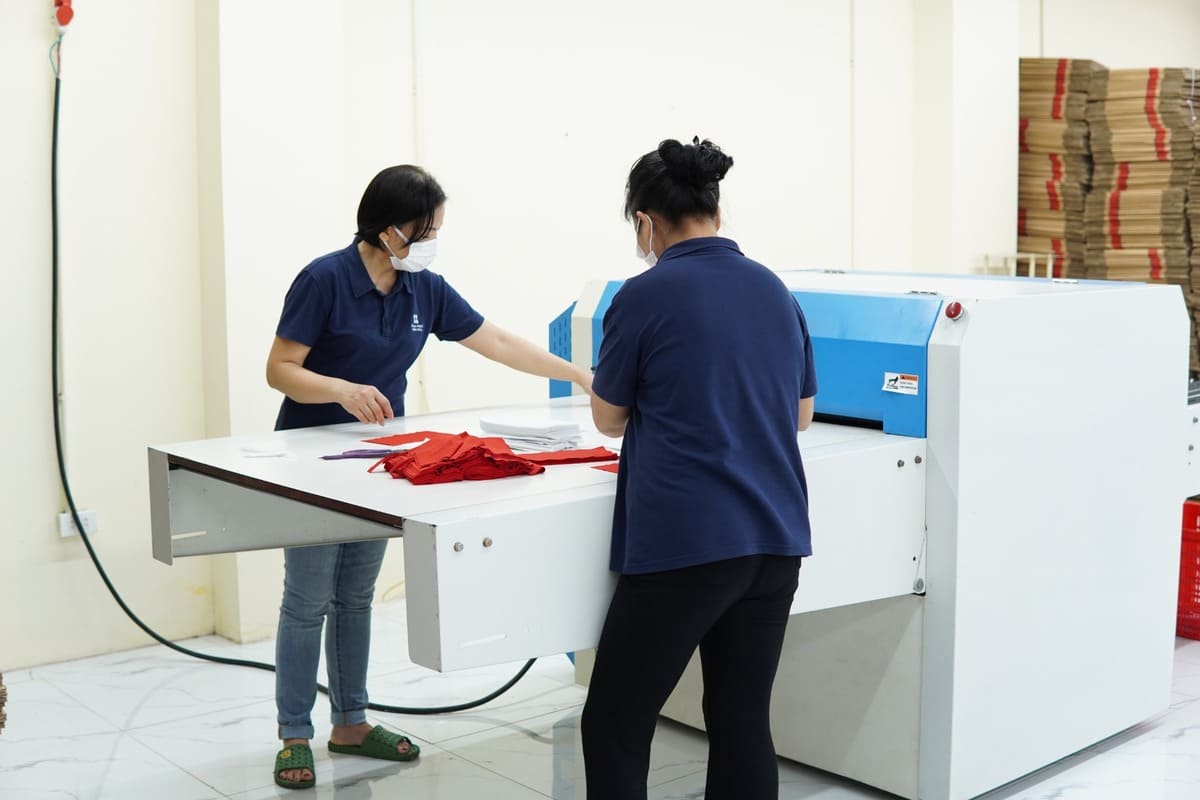 Bảng giá áo ghi lê kỹ sư 4 túi theo số lượng và yêu cầu in thêu logo 