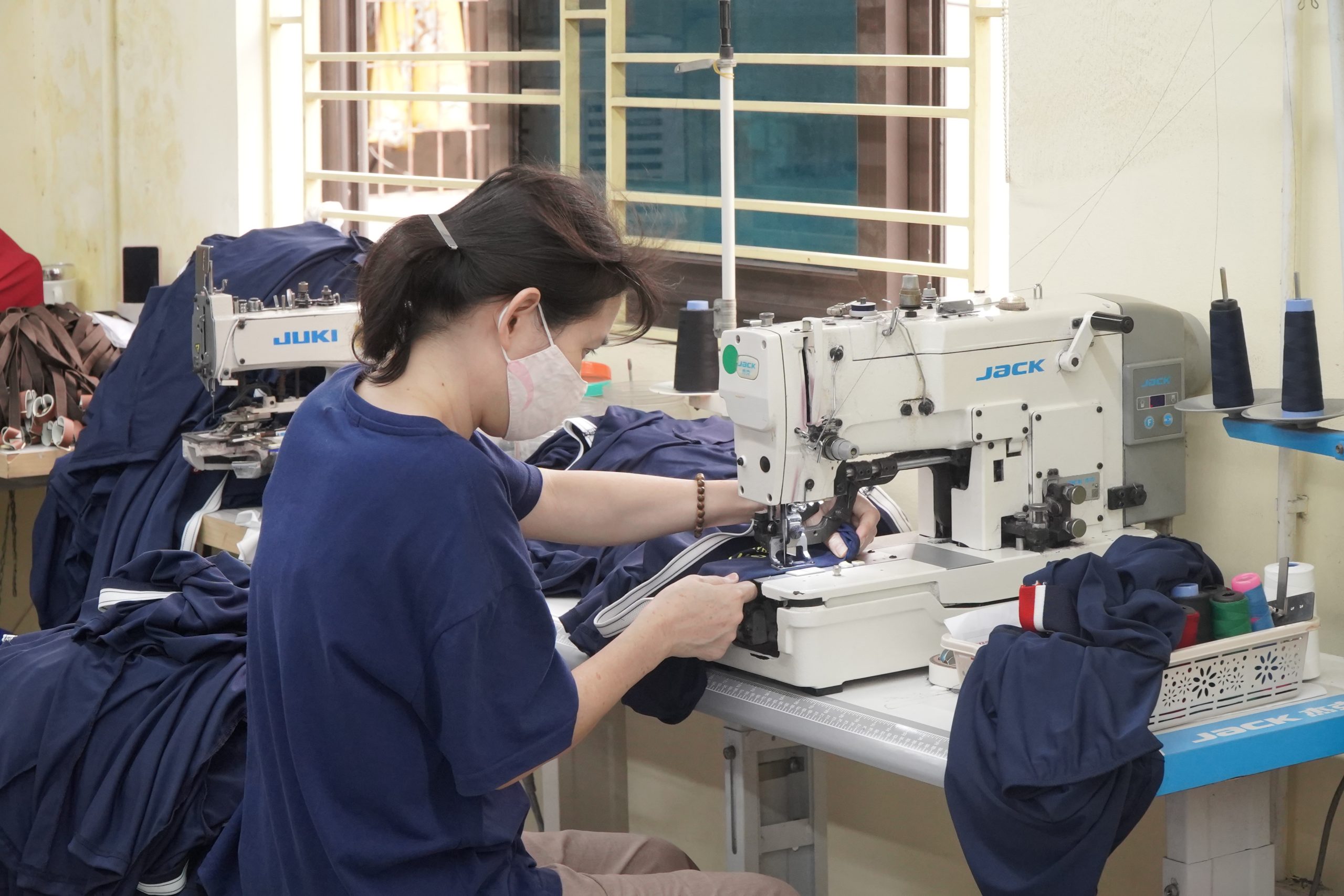Nam Phương kiểm soát chất lượng chặt chẽ, hỗ trợ đổi sản phẩm lỗi đường may