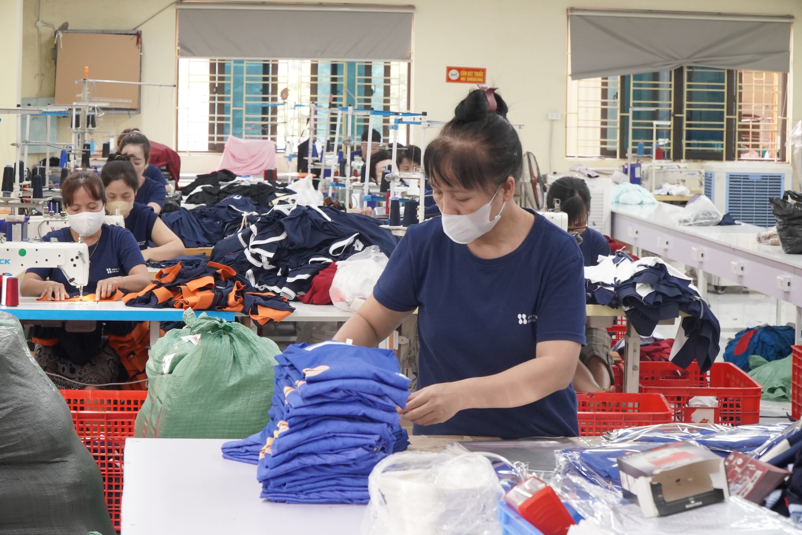 Nam Phương may đồng phục giá rẻ trực tiếp, giá hợp lý, sản phẩm bền đẹp và chỉn chu
