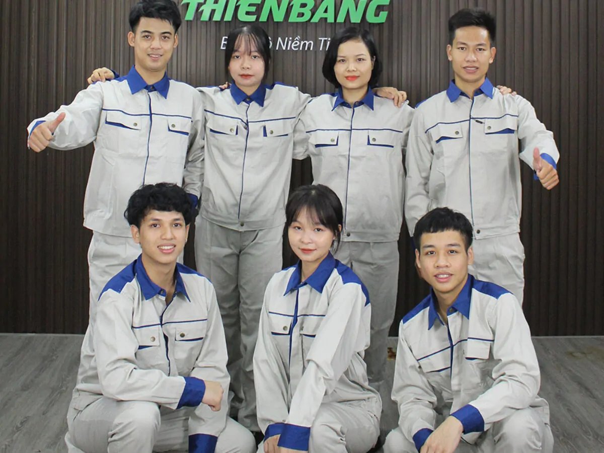 Lựa chọn chất liệu và màu sắc phù hợp giúp tăng độ bền và tính thẩm mỹ của đồng phục
