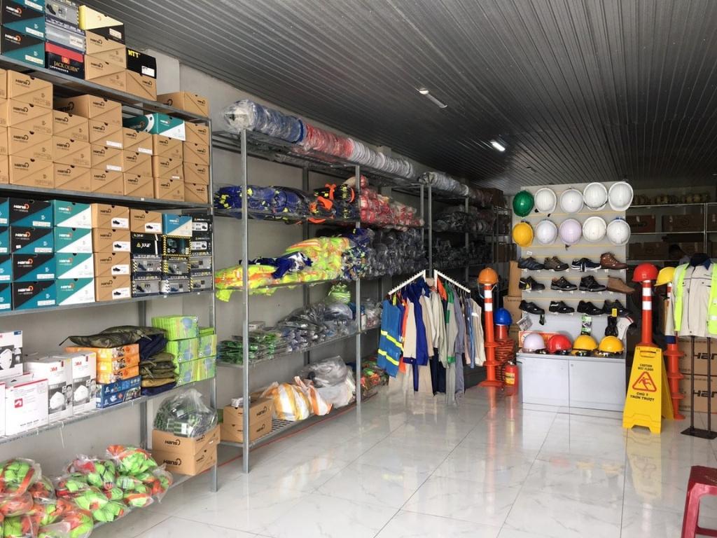 Showroom bảo hộ lao động Tân Phát trưng bày đa dạng quần áo bảo hộ, giày bảo hộ và phụ kiện an toàn