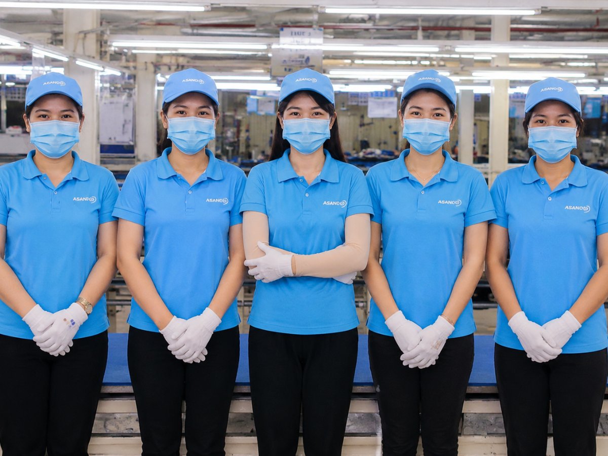 Thiết kế áo thun công nhân ưu tiên bền chắc và thuận tiện trong môi trường làm việc cần vận động thường xuyên