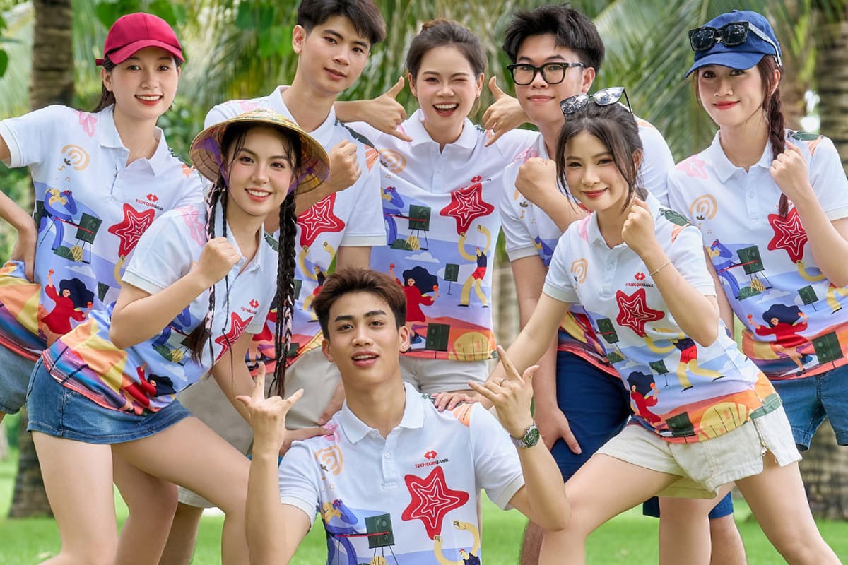 Từng mẫu áo được hoàn thiện qua quy trình khép kín, từ lên ý tưởng đến kiểm tra thành phẩm trước khi giao