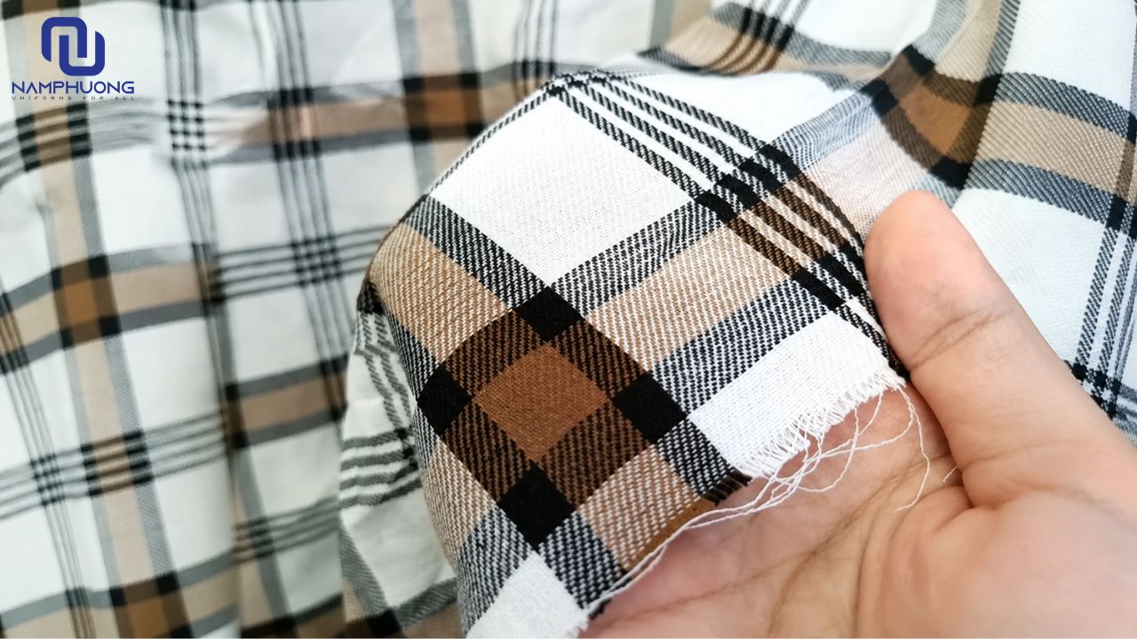 Vải kaki caro được dệt với họa tiết kẻ ô vuông đặc trưng trên bề mặt