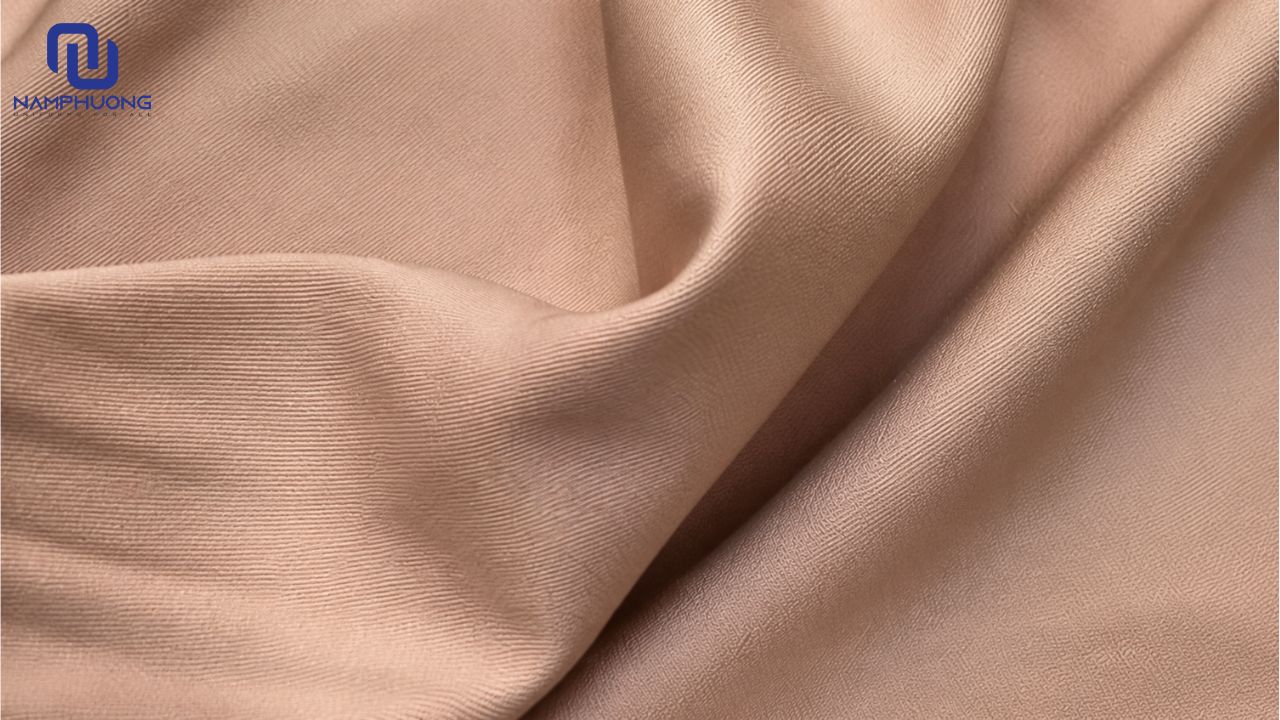 Vải kaki cotton mềm lụa có bề mặt mịn, trọng lượng nhẹ
