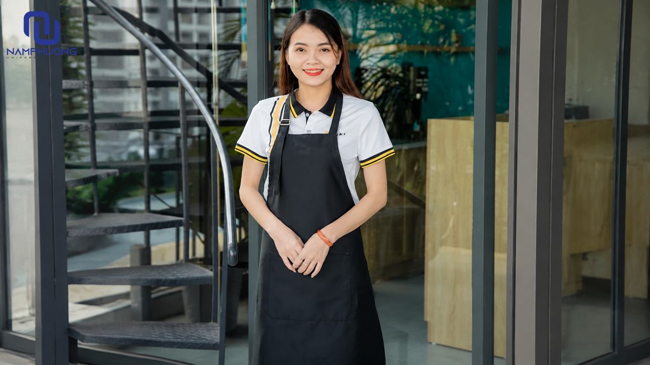 Vải thô đen được ưa chuộng khi may tạp dề đồng phục cho quán cafe