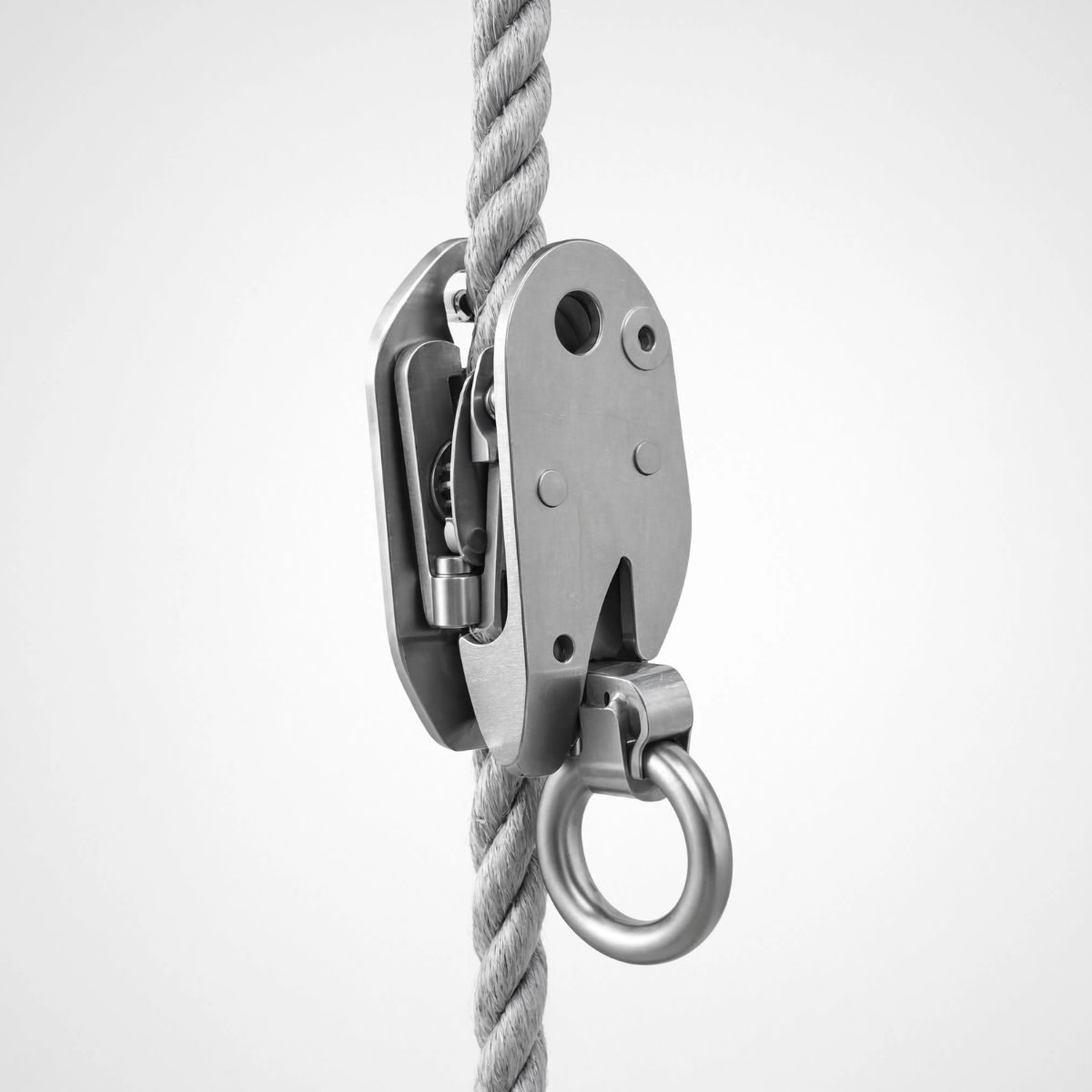 Khóa trượt đạt EN 353-2 cần đáp ứng yêu cầu thử nghiệm và tương thích với dây dẫn hướng được chỉ định