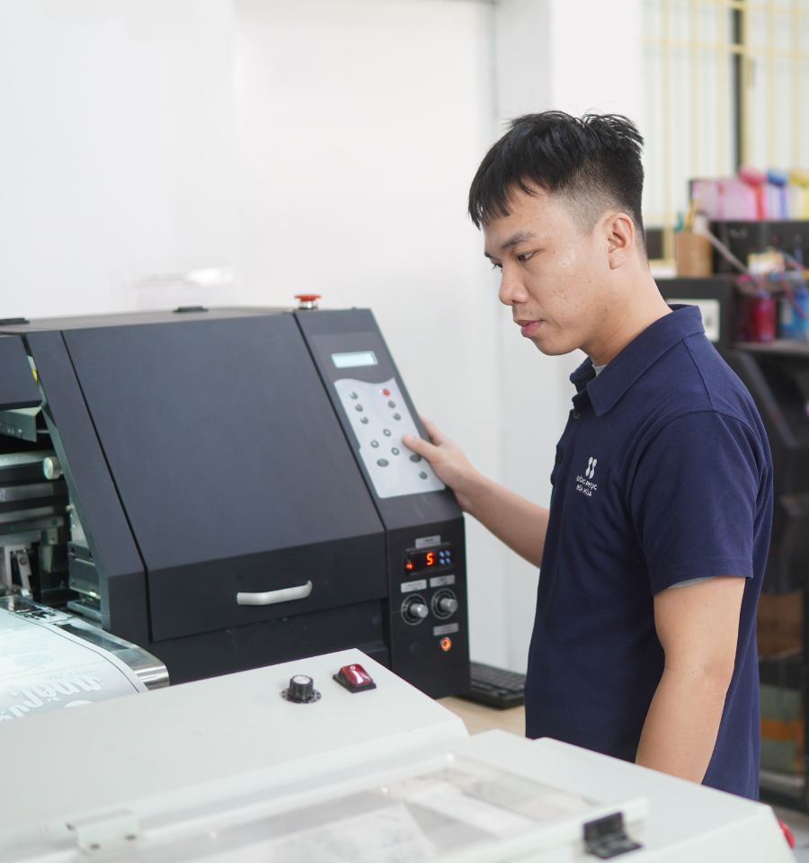 Nam Phương hướng dẫn thao tác đeo mặt nạ thoát hiểm