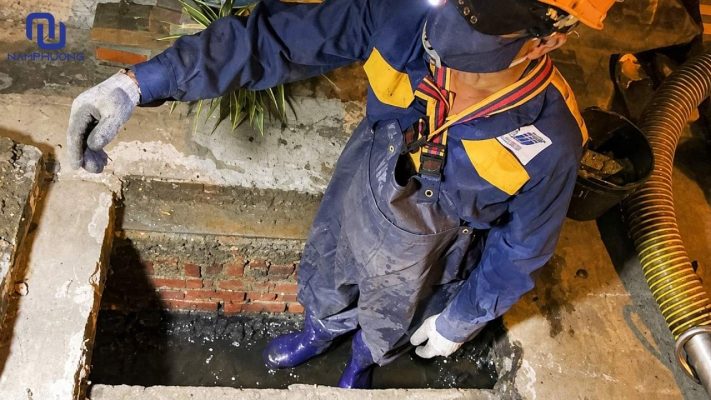 Với môi trường cống rãnh nên chọn quần yếm có màng PVC tối thiểu từ 0,75mm trở lên