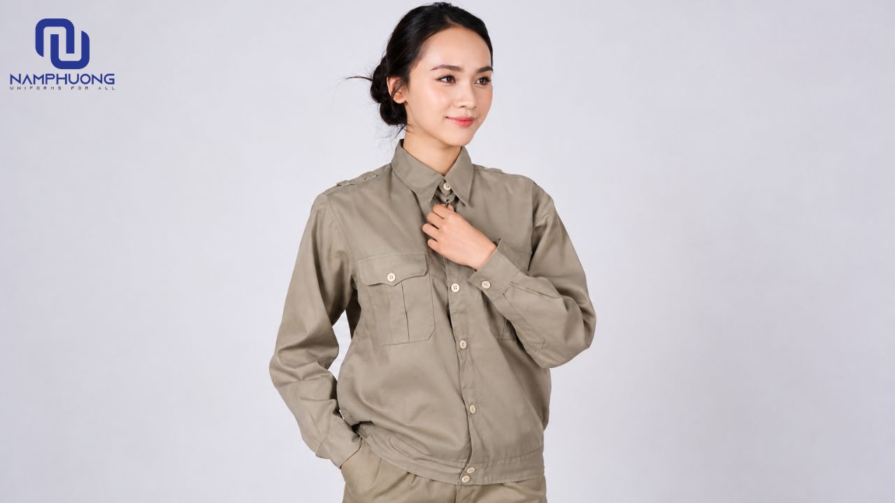 Áo sơ mi công nhân may sẵn tiện lợi cho doanh nghiệp cần trang bị đồng phục nhanh