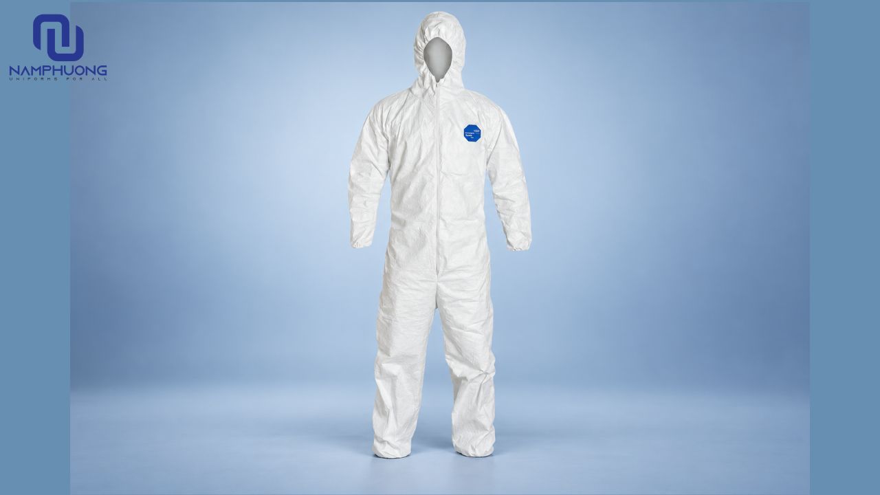 Quần áo chống hóa chất DuPont Tyvek 400 phù hợp cho công việc vệ sinh công nghiệp